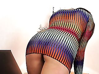 Curvy Sexpot Exposing Big Round Booty Upskirt